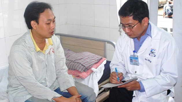 Bác sĩ trực tiếp điều trị Tô Hưng Thụy tư vấn cho bệnh nhân Anh trước khi ra viện.