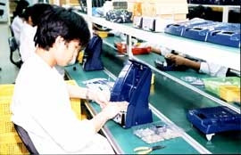 Dây chuyền lắp ráp điện thoại trả
tiền xu của Postef thuộc VNPT.
