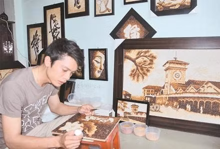 Bằng bàn tay khéo léo và óc sáng tạo độc đáo, các nghệ nhân đã biến những hạt gạo trắng tinh thành những bức tranh độc đ