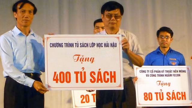 Phó Giám đốc Sở Giáo dục và Đào tạo Nam Định tiếp nhận các tủ sách lớp học của nhà tài trợ trao tặng.