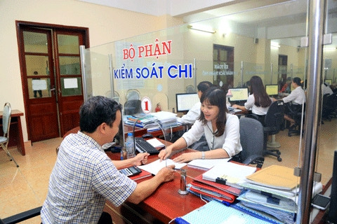 Cán bộ KBNN chi nhánh tỉnh Hải Dương hướng dẫn khách hàng đến giao dịch. Ảnh: ĐỨC VIỆT