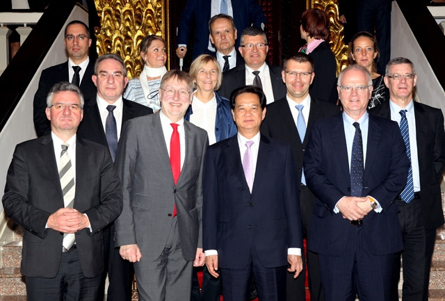 Thủ tướng Nguyễn Tấn Dũng với các đại biểu Ủy ban Thương mại quốc tế - Nghị viện châu Âu. Ảnh: ĐỨC TÁM (TTXVN)