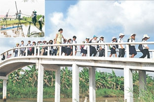 Cầu khỉ ở nông thôn Cà Mau(ảnh nhỏ)
đang được thay thế dần bằng cầu Bê-tông