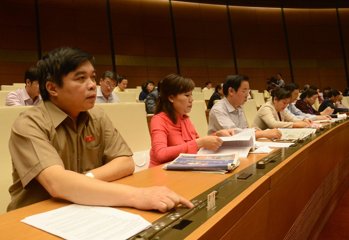 Các đại biểu Quốc hội biểu quyết thông qua Luật Dược (sửa đổi).