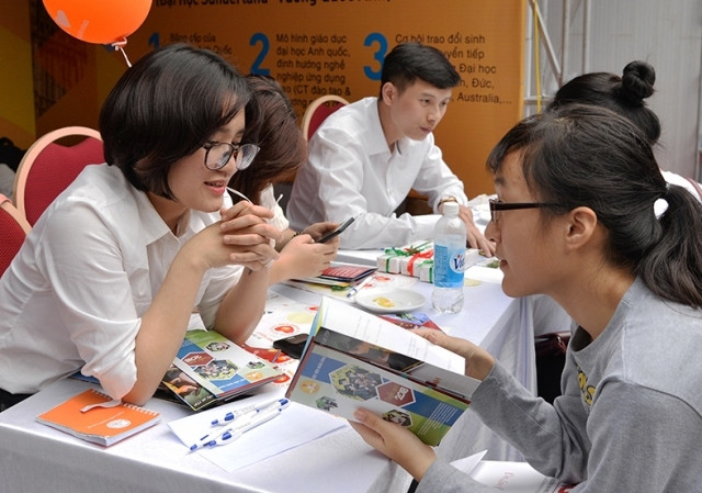 Hoạt động tư vấn tuyển sinh, tiếp cận sinh viên của một trường đại học (Ảnh minh họa: THỦY NGUYÊN)