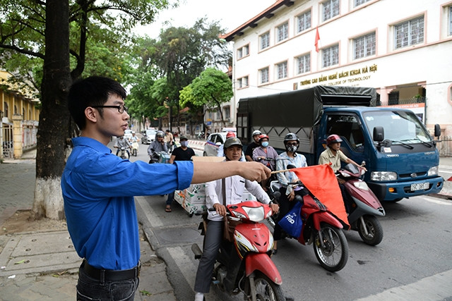 Những nỗ lực xây dựng lại văn hóa ứng xử đang được đẩy mạnh. Trong ảnh: Tuổi trẻ Thủ đô tham gia điều tiết giao thông.