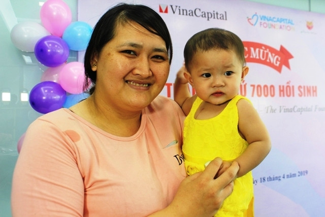 Niềm vui của chị Trịnh Thị Ngọc Ngân khi con gái được phẫu thuật tim miễn phí.