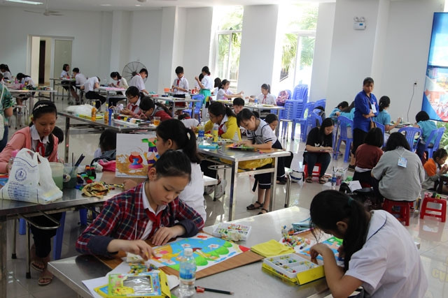 Các em thiếu nhi vẽ tranh tại hội thi.