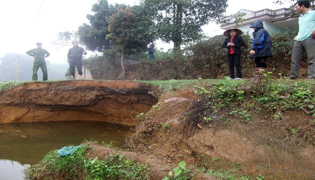 Sụt đất nghiêm trọng ở xóm Khi xã Ân Nghĩa, huyện Lạc Sơn (Hòa Bình), khiến đời sống của người dân đảo lộn.