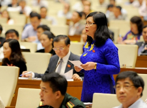 Đại biểu Trần Thị Dung (Điện Biên) chất vấn Bộ trưởng Công thương Trần Tuấn Anh về việc xả lũ của các thủy điện đã gây thiệt hại nặng nề cho người dân vùng hạ du.