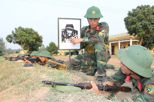 Chiến sĩ mới Tiểu đoàn 2, Lữ đoàn 297 (Quân khu 2) huấn luyện trên thao trường với mô hình bia thu nhỏ.