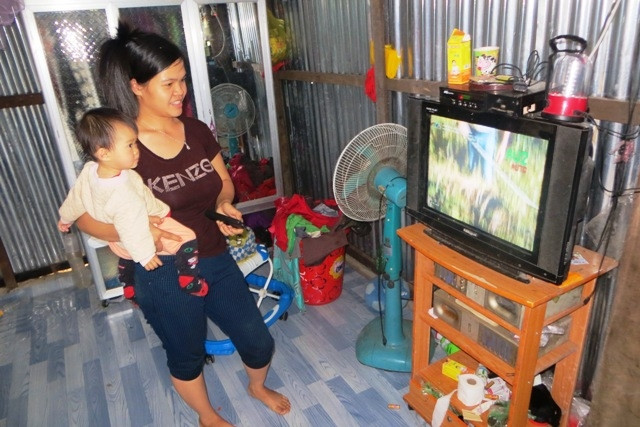 Ngay sau khi có điện, đồng bào Xê Đăng ở buôn Xê Đăng, xã Ea Sar, huyện Ea Kar đã mua tivi về phục vụ sinh hoạt gia đình.