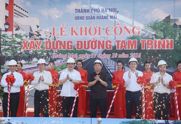 Đồng chí Hoàng Trung Hải, Ủy viên Bộ Chính trị, Bí thư Thành ủy Hà Nội cùng các đại biểu làm lễ khởi công dự án đường Tam Trinh. Ảnh: DUY LINH