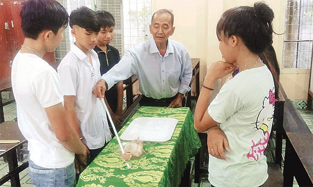 Thầy Nguyễn Thanh Hải hướng dẫn học viên trong giờ thực hành tại Trung tâm học tập cộng đồng phường Thạnh Lộc, quận 12.