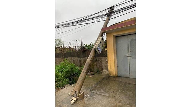 Cột điện đổ nghiêng vào nhà dân thuộc xã Vũ Quý, huyện Kiến Xương (Thái Bình).