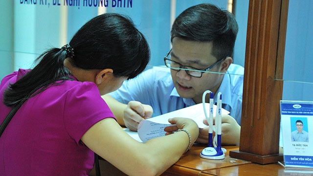 Người lao động làm thủ tục nhận bảo hiểm thất nghiệp. Ảnh: HẢI SONG