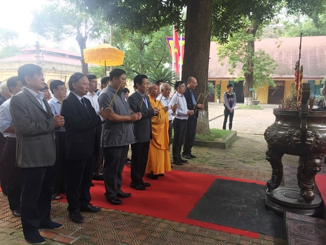 Dâng hương tưởng niệm Phật hoàng Trần Nhân Tông