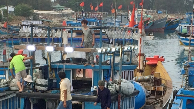 Công ty Cổ phần Bóng đèn phích nước Rạng Đông trao tặng bóng đèn led chuyên dụng cho 85 tàu cá ngư dân huyện đảo Lý Sơn.