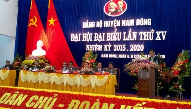 Đoàn Chủ tịch điều hành Đại hội đại biểu Đảng bộ huyện Nam Đông lần thứ 15.