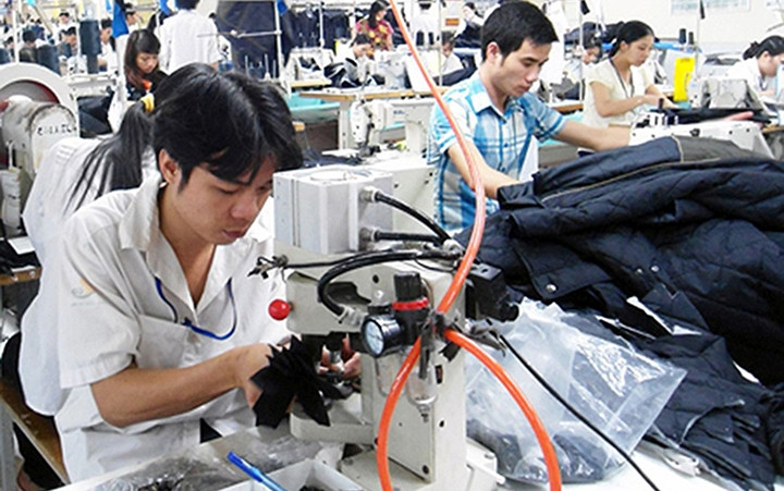 Sản xuất áo xuất khẩu tại Công ty cổ phần Tiên Hưng, huyện Tiên Lữ (Hưng Yên). Ảnh: ĐỨC TUẤN