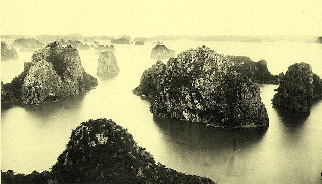 Vịnh Hạ Long trong bộ sưu tầm của Đoàn Bắc, được tác giả L. Sadoul (Pháp) thực hiện vào cuối thế kỷ 19. Ảnh: Internet