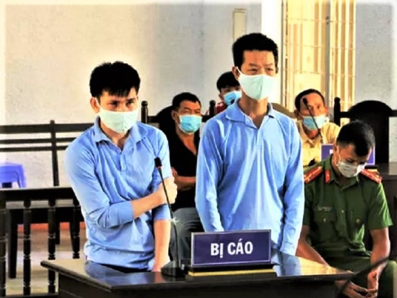 Hai bị cáo Nguyễn Văn Tùng và Nguyễn Văn Bình tại phiên tòa.