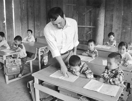 Thầy giáo Nguyễn Văn Phong dạy học tại điểm Trường Bản Cưởm.