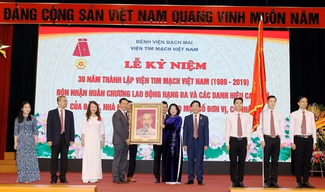 Phó Chủ tịch nước Đặng Thị Ngọc Thịnh đến dự và gắn Huân chương Lao động hạng Ba lên Lá cờ truyền thống của Viện Tim mạch Việt Nam.