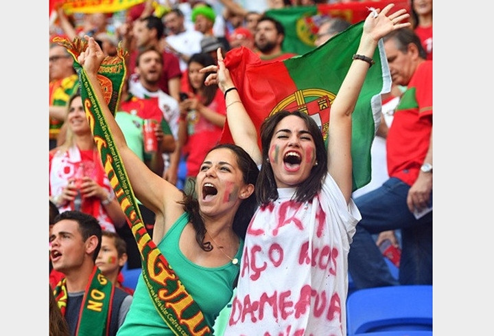 Niềm vui chiến thắng của các cổ động viên Bồ Đào Nha.