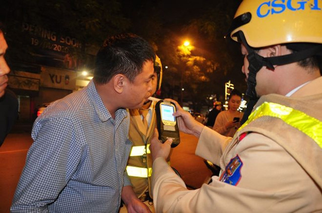 Cảnh sát giao thông Hà Nội kiểm tra nồng độ cồn đối với người điều khiển phương tiện giao thông.