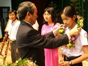 Ủy viên Bộ Chính trị,
Thường trực Ban Bí thư
Phan Diễn trao giải thưởng
"Thanh niên sống đẹp"
cho các bạn trẻ.