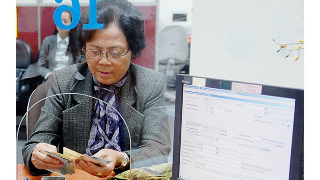 Người dân cần tạo thói quen kiểm tra tiền trước khi giao dịch.