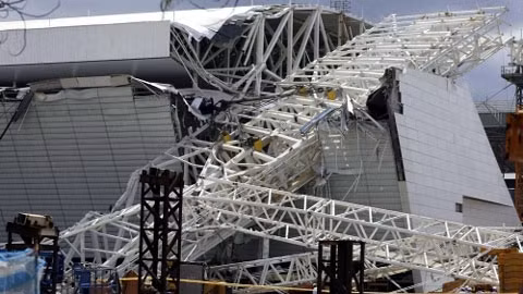 Hiện trường vụ sập mái sân vận động Itaquerao, tại Sao Paulo, Brazil hôm 27-11-2013. (Ảnh: Reuters)