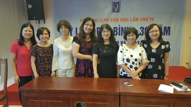 Các nhà lý luận phê bình văn học nữ tại Hội nghị Lý luận, phê bình văn học lần thứ IV-2016. 