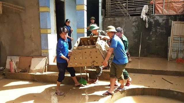 BĐBP cùng đoàn viên thanh niên vệ sinh đồ dùng bị bùn đất. 
