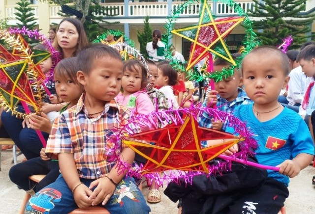 Trẻ em vùng cao được tặng đèn ông sao.