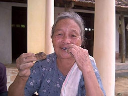 Cụ Nguyễn Thị Lạc đang thưởng thức món đất của mình.