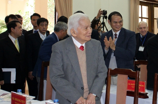 Giáo sư Hoàng Tụy trong buổi làm việc của Thủ tướng Nguyễn Xuân Phúc với Viện Toán học tháng 12-2017. Ảnh: Viện Toán học.