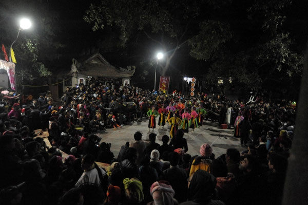 Đông đảo người dân nô nức kéo về Tứ Xã để dự hội và hy vọng được một lần thấy cảnh “Linh tinh tình phộc” vào giờ thiêng. 