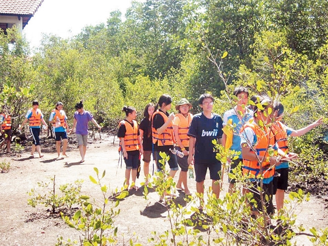 Các cán bộ Đoàn trong một chương trình trải nghiệm thực tế.