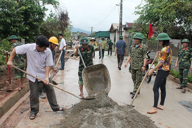 Cán bộ, chiến sĩ Trung đoàn 1, Sư đoàn 324 (Quân khu 4) giúp nhân dân xã Thạch Điền, huyện Thạch Hà (Hà Tĩnh) làm mương thoát nước.