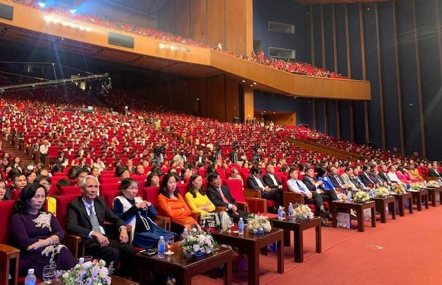 Đông đảo thế hệ thày trò Trường THPT chuyên Ngoại ngữ gặp mặt trong lễ kỷ niệm tối 9-11.