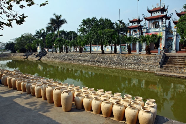 Làng gốm cổ soi bóng bên sông Hồng