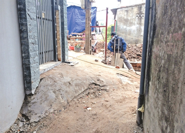 Lối vào hẻm 143/146/7 bị lấn chiếm. Ảnh: NGỌC MINH