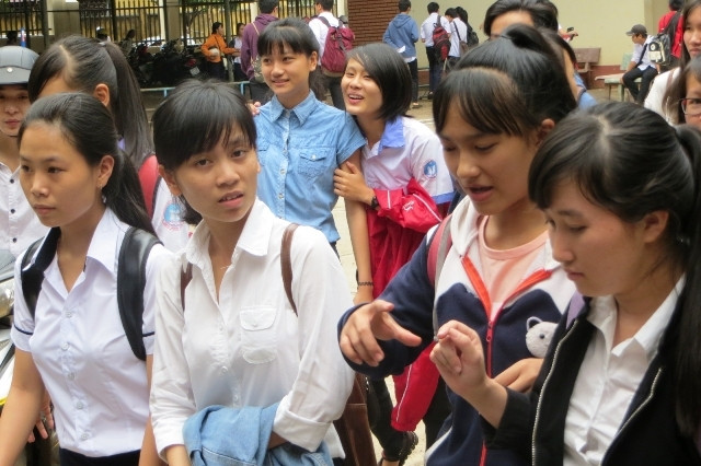 Các thí sinh tại cụm thi do Sở Giáo dục và Đào tạo tỉnh Đác Lắc chủ trì sau khi thi xong môn Sinh học, chiều 4-7.