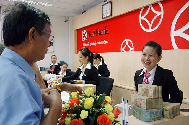 Khách hàng giao dịch tại Chi nhánh Ngân hàng SEA Bank. Ảnh: HUY HƯNG