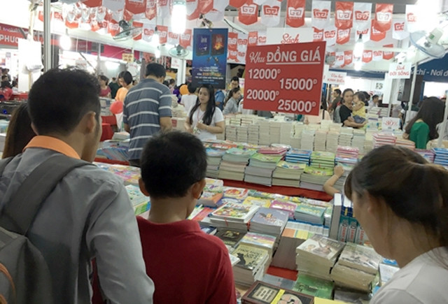 Thị trường sách văn học phát triển sẽ tác động trực tiếp đến các nhà văn.