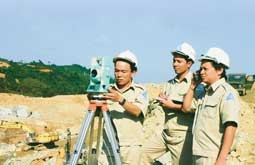 Cán bộ kỹ thuật Ban quản lý dự án thủy điện
3 trên công trường xây dựng nhà máy thủy
điện Sông Tranh 2 (Quảng Nam).