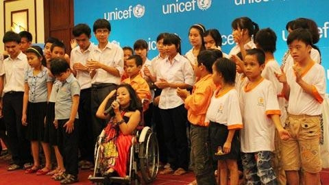 Các em nhỏ tại lễ công bố báo cáo.