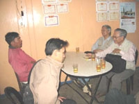 Các nhà nghiên cứu nghe
một nghệ nhân người Lạch
kể chuyện sử thi "Jri Bàng". 